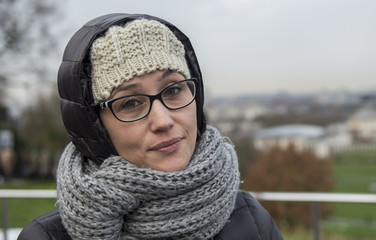 Ragazza innamorata con occhiali