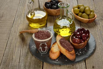 Schilderijen op glas Tapenade, olives and olive oil © olyina
