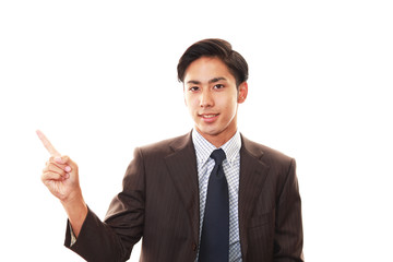 指示する笑顔のビジネスマン