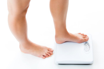 体重を計る若い女性
