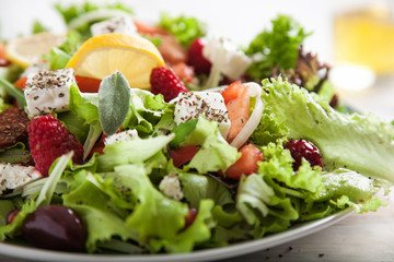 bunter Salat mit Schafskäse und Himbeeren