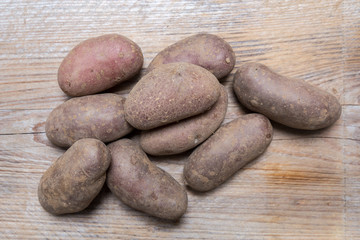 Kartoffeln auf rustikalem Holz Konzept