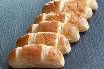 Pains au lait en ligne sur fond sombre