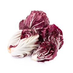 Obraz premium Sałatka Radicchio, czerwona na białym tle