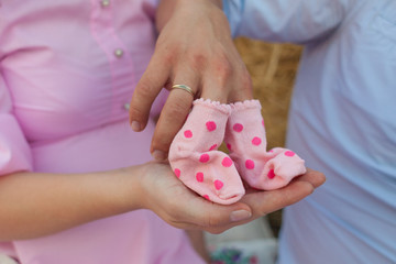 ребенок, беременные , носки , счастливые, женщина, беременность, жена , ожидая , уход , молодой , муж , пара, мать , живот , держа , красивая , красота женщина, любовь ожиданиеисемья человек , отец