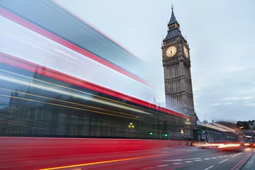 Foto op Plexiglas Big Ben in the early morning and red bus passing in London © andersphoto