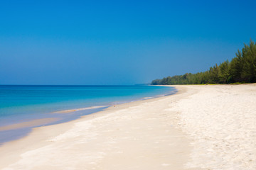 Fototapeta na wymiar Blue sea and white sand beaches Andaman Sea, Thailand