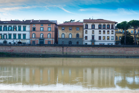 Veduta di Lungarno Galileo Galilei di Pisa, Italia