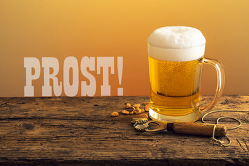 Bierkrug mit Prost! - Schriftzug und Flaschenöffner auf Holztheke