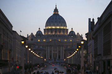 Basilica di San Pietro con cupola illuminata