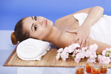 Fototapeta na wymiar beautiful Asian woman relaxes at the spa