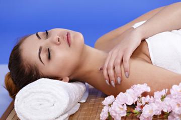 Obraz na płótnie Canvas beautiful Asian woman relaxes at the spa