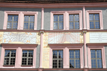 Altstadthaus mit Sonnenuhr in Goerlitz