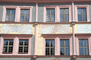 Fototapeta na wymiar Altstadthaus mit Sonnenuhr in Goerlitz