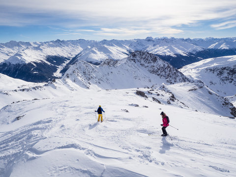 Fototapeta DAVOS, SWITZERLAND - JANUARY 12, A couple of skiers skiing downhil course in the Parsenn mountains, Davos, Switzerland, 2015