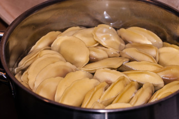 Ravioli kochen im Edelstahlkochtopf.
