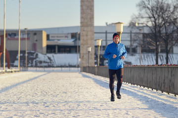 Mann im Winter beim Joggen