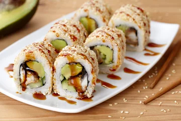 Foto op Plexiglas California sushi roll met paling, avocado en komkommer © GreenArt Photography