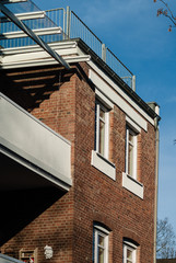 Renovierter Altbau mit roter Ziegelfassade, Eigentumswohnungen