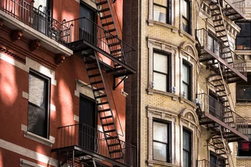 Altes Mehrfamilienhaus mit Feuerleitern, Manhattan, New York © lightpoet