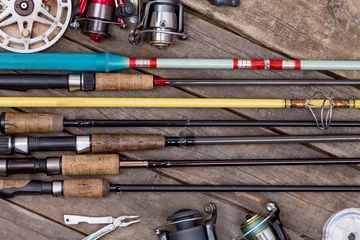 Photo sur Plexiglas Pêcher cannes à pêche et moulinets sur planches de bois
