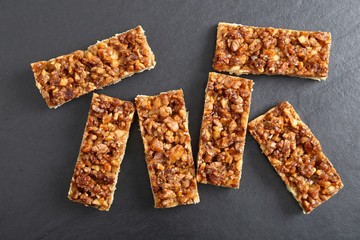 Cake with caramelized walnuts.