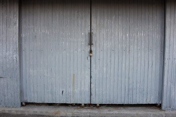 The horror of the door junkyard. Old who was the de facto abando