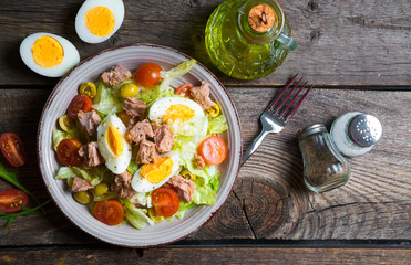 Fresh vegetable salad with tuna