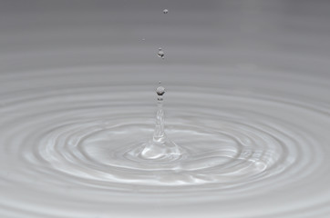 viele kleine tropfen im klaren wasser