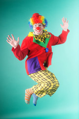 clown springt begeistert nach oben