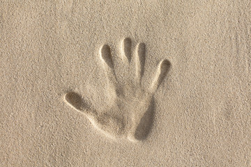 Odcisk dłoni na piasku - obrazy, fototapety, plakaty