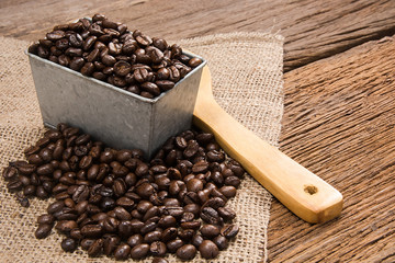 Obraz premium coffee bean in zinc box and wood spoon