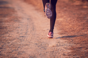 ragazza atletica si allena all'aperto su terra di sera