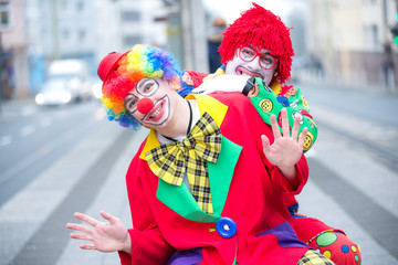clowns feiern zusammen karneval