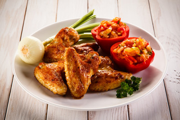 Grilled chicken wings and vegetables 