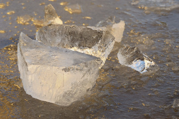 Eisbrocken im Abendlicht