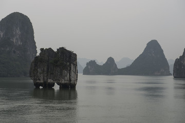 Naklejka premium Paisaje y Islas en Halong Bay en invierno. Vietnam