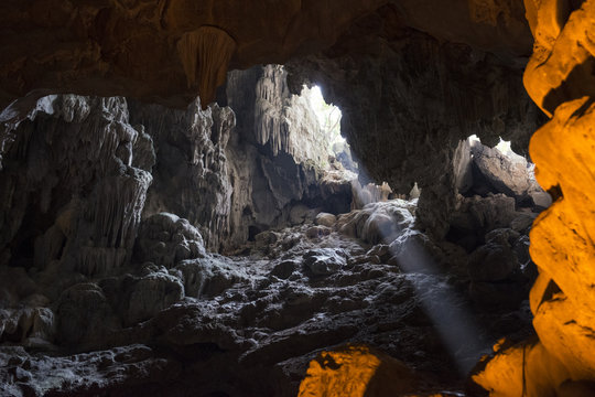 Grutas con estalagmitas y estalactitas iluminadas con luces de colores. Halong Bay, Vietnam