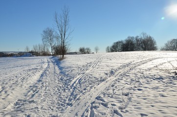 Fototapeta na wymiar Weiße Winterlandschaft weitläufig