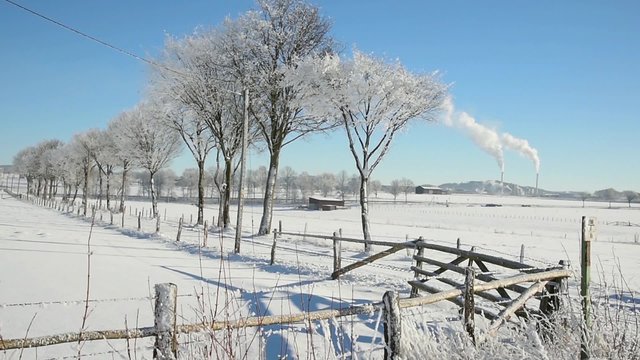 Schneebedecktes Brilon mit rauchenden Schornsteinen