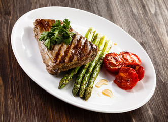 Grilled beefsteak and asparagus
