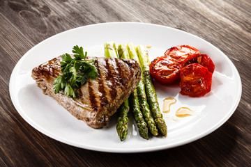 Grilled beefsteak and asparagus