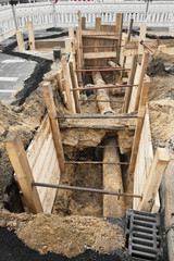 Obraz premium Eine alte grosse Gasleitung aus Stahlguss in einer Baugrube