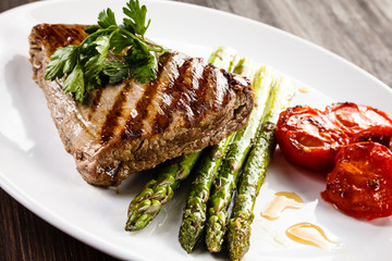 Grilled beefsteak and asparagus