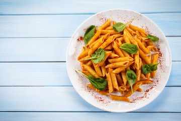 Penne, tomato sauce and vegetables 