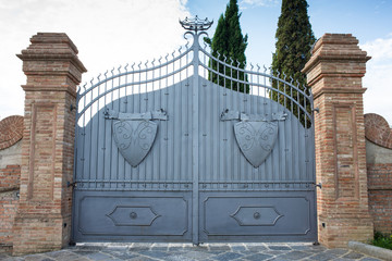 Cancello di ferro con scudi, ingresso a villa