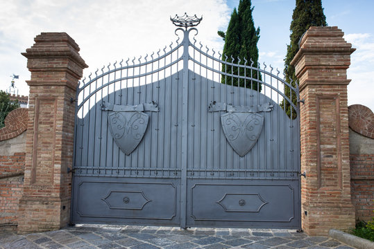 Cancello di ferro con scudi, ingresso a villa
