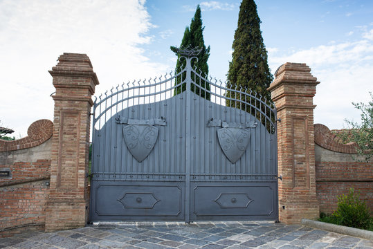 Cancello di ferro con scudi, ingresso a villa