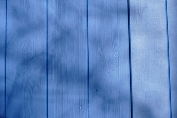 Hintergrund kräftiges Blau Holzwand