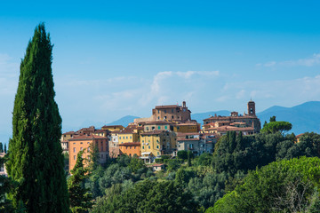 Fototapeta na wymiar Panorama, paese villaggio case colline, vallata Toscana